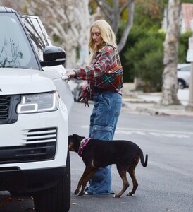 gwen-stefani-out-and-about-in-los-angeles-12-17-2023-4.jpg