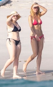 gwyneth-paltrow-in-a-bikini-in-mexico-12-19-2023-3.jpg