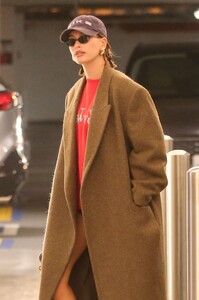 hailey-and-justin-bieber-arrives-at-doctor-s-appointment-in-los-angeles-12-14-2023-4.jpg
