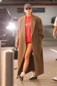 hailey-and-justin-bieber-arrives-at-doctor-s-appointment-in-los-angeles-12-14-2023-5.jpg