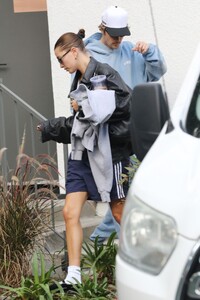 hailey-and-justin-bieber-leaves-pilates-class-in-brentwood-11-30-2023-6.jpg