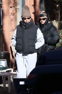 hailey-bieber-out-for-breakfast-in-aspen-12-16-2023-1.jpg