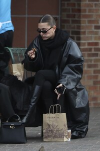 hailey-bieber-out-for-coffee-with-friends-in-aspen-12-18-2023-0.jpg
