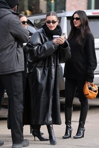 hailey-bieber-out-for-coffee-with-friends-in-aspen-12-18-2023-4.jpg