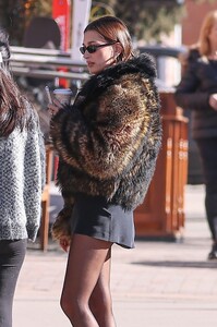 hailey-bieber-out-with-friends-in-aspen-12-17-2023-0.jpg