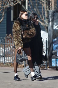 hailey-bieber-out-with-friends-in-aspen-12-17-2023-5.jpg