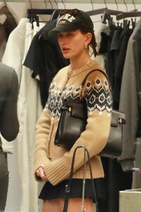 hailey-bieber-shopping-at-h-lorenzo-in-west-hollywood-12-19-2023-0.jpg