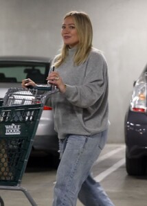 hilary-duff-out-for-grocery-shopping-at-whole-foods-in-studio-city-12-09-2023-3.jpg