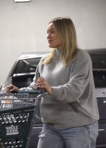 hilary-duff-out-for-grocery-shopping-at-whole-foods-in-studio-city-12-09-2023-5.jpg