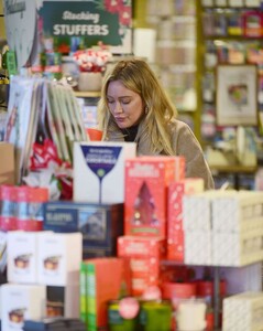 hilary-duff-out-shopping-with-a-friend-after-pregnancy-announcement-in-los-angeles-12-19-2023-1.jpg