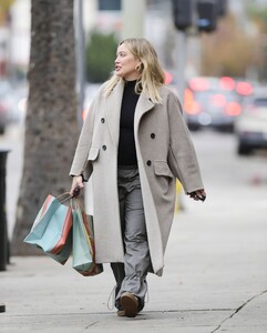 hilary-duff-out-shopping-with-a-friend-after-pregnancy-announcement-in-los-angeles-12-19-2023-2.jpg