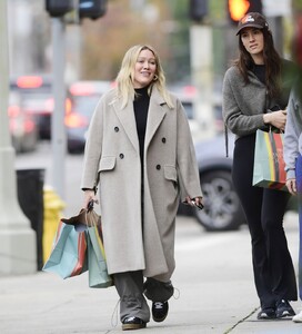 hilary-duff-out-shopping-with-a-friend-after-pregnancy-announcement-in-los-angeles-12-19-2023-3.jpg