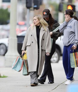 hilary-duff-out-shopping-with-a-friend-after-pregnancy-announcement-in-los-angeles-12-19-2023-4.jpg