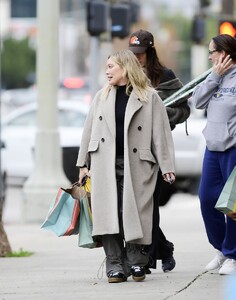 hilary-duff-out-shopping-with-a-friend-after-pregnancy-announcement-in-los-angeles-12-19-2023-5.jpg