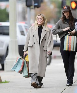 hilary-duff-out-shopping-with-a-friend-after-pregnancy-announcement-in-los-angeles-12-19-2023-6.jpg