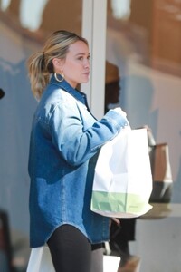hilary-duff-picks-up-lunch-and-does-some-shopping-in-beverly-hills-12-06-2023-2.jpg