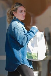 hilary-duff-picks-up-lunch-and-does-some-shopping-in-beverly-hills-12-06-2023-6.jpg