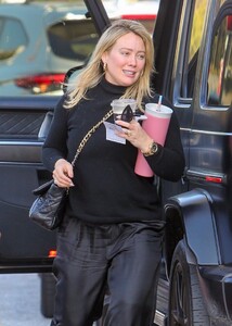 hilary-duff-shopping-at-century-city-mall-in-los-angeles-12-12-2023-0.jpg