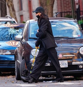 irina-shayk-out-for-a-dog-walk-in-new-york-12-19-2023-0.jpg