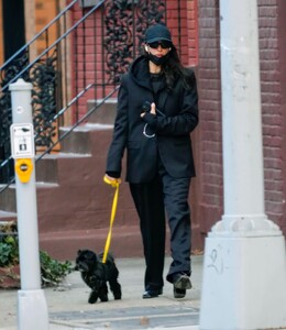 irina-shayk-out-for-a-dog-walk-in-new-york-12-19-2023-1.jpg