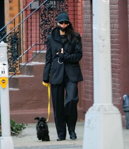 irina-shayk-out-for-a-dog-walk-in-new-york-12-19-2023-3.jpg