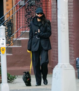 irina-shayk-out-for-a-dog-walk-in-new-york-12-19-2023-4.jpg