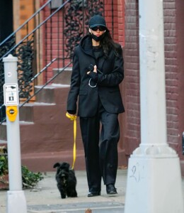 irina-shayk-out-for-a-dog-walk-in-new-york-12-19-2023-6.jpg