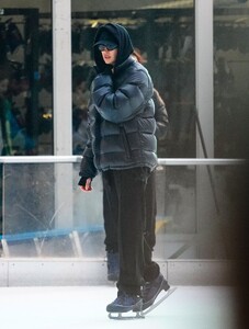 irina-shayk-out-ice-skating-in-new-york-12-28-2023-1.jpg