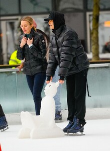 irina-shayk-out-ice-skating-in-new-york-12-28-2023-4.jpg