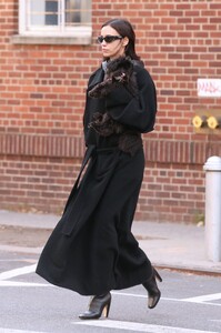 irina-shayk-out-with-her-dog-in-new-york-12-05-2023-5.jpg