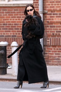 irina-shayk-out-with-her-dog-in-new-york-12-05-2023-6.jpg