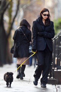 irina-shayk-out-with-her-dog-in-new-york-12-18-2023-0.jpg