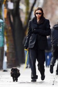 irina-shayk-out-with-her-dog-in-new-york-12-18-2023-3.jpg
