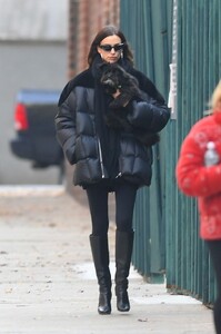 irina-shayk-stroll-in-new-york-12-01-2023-0.thumb.jpg.2328fa778fd7b5139bd075daac0a8b72.jpg