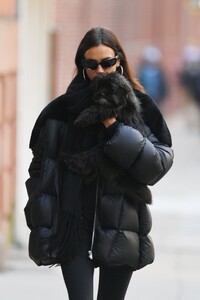 irina-shayk-stroll-in-new-york-12-01-2023-1.thumb.jpg.0c94045c9e174adf3d7af688bdad5f68.jpg