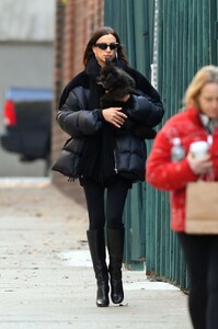 irina-shayk-stroll-in-new-york-12-01-2023-2.jpg