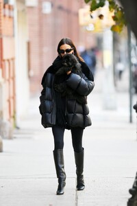 irina-shayk-stroll-in-new-york-12-01-2023-3.jpg