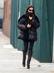 irina-shayk-stroll-in-new-york-12-01-2023-4.thumb.jpg.0f4208cff7470802db1b834c1c48d98c.jpg