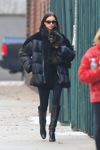 irina-shayk-stroll-in-new-york-12-01-2023-5.jpg