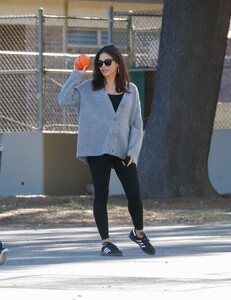 jenna-dewan-out-at-a-park-in-los-angeles-12-16-2023-2.jpg