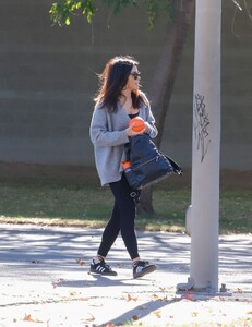 jenna-dewan-out-at-a-park-in-los-angeles-12-16-2023-3.jpg