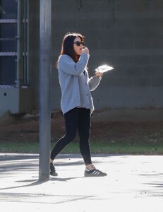 jenna-dewan-out-at-a-park-in-los-angeles-12-16-2023-4.jpg