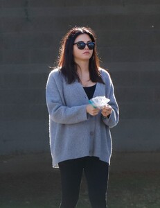 jenna-dewan-out-at-a-park-in-los-angeles-12-16-2023-5.jpg