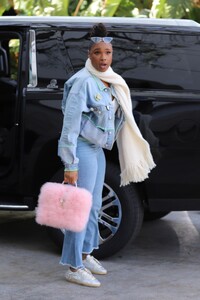 jennifer-hudson-arrives-at-lakers-game-in-los-angeles-03-26-2023-2.jpg