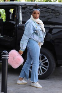 jennifer-hudson-arrives-at-lakers-game-in-los-angeles-03-26-2023-6.jpg