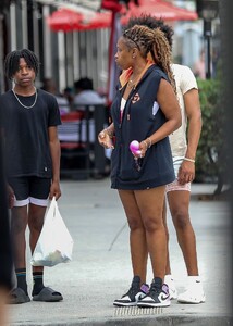 jennifer-hudson-shopping-for-new-glasses-at-eyebar-optician-in-beverly-hills-07-31-2023-0.jpg