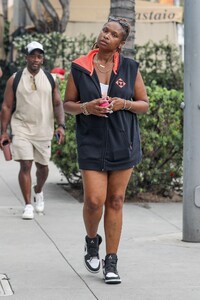 jennifer-hudson-shopping-for-new-glasses-at-eyebar-optician-in-beverly-hills-07-31-2023-1.jpg