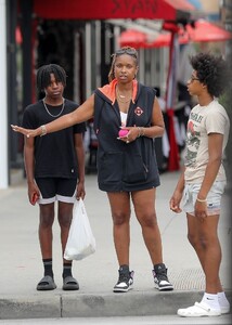 jennifer-hudson-shopping-for-new-glasses-at-eyebar-optician-in-beverly-hills-07-31-2023-3.jpg