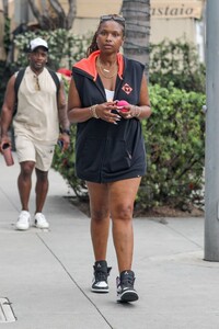 jennifer-hudson-shopping-for-new-glasses-at-eyebar-optician-in-beverly-hills-07-31-2023-4.jpg