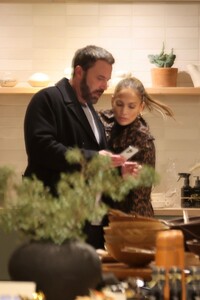 jennifer-lopez-and-ben-affleck-out-shopping-in-west-hollywood-12-22-2023-0.jpg